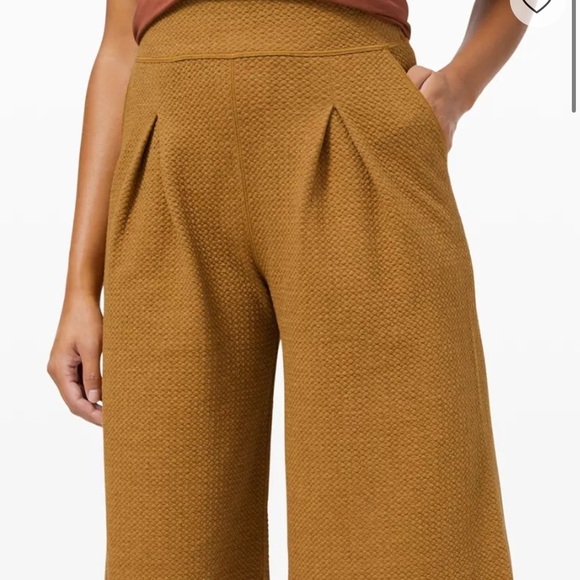 Lululemon Can you Feel the Pleat Crop(LIKE NEW) - Picture 2 of 5